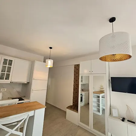 Проживание в семье Calypso Sea View *